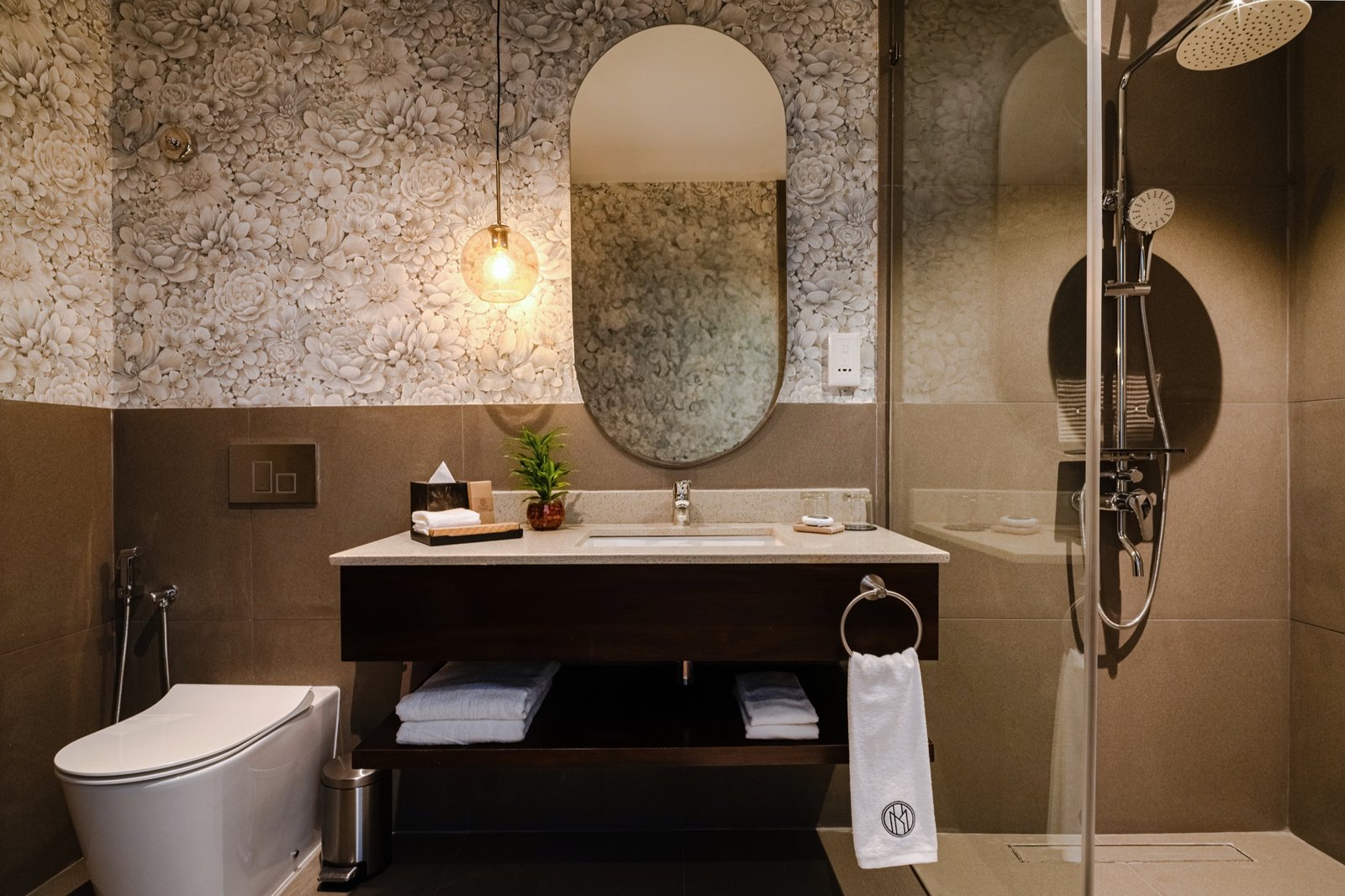 Contemporary private bathroom at MK Colombo